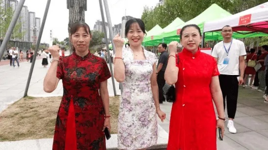 母爱如织,静待花开,长沙考生妈妈提花等女儿下考 母爱如织,静待花开,长沙考生妈妈提花等女儿下考